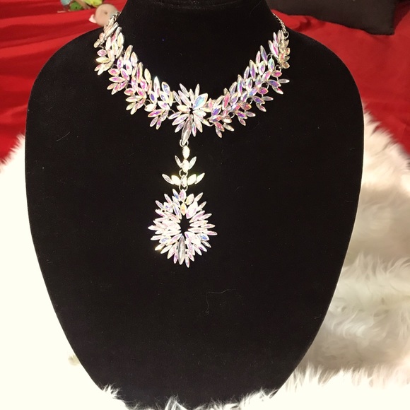 Jewelry - “NWOT” GORGEOUS SLIGHT CHOKER W PENDENT- AB STONES